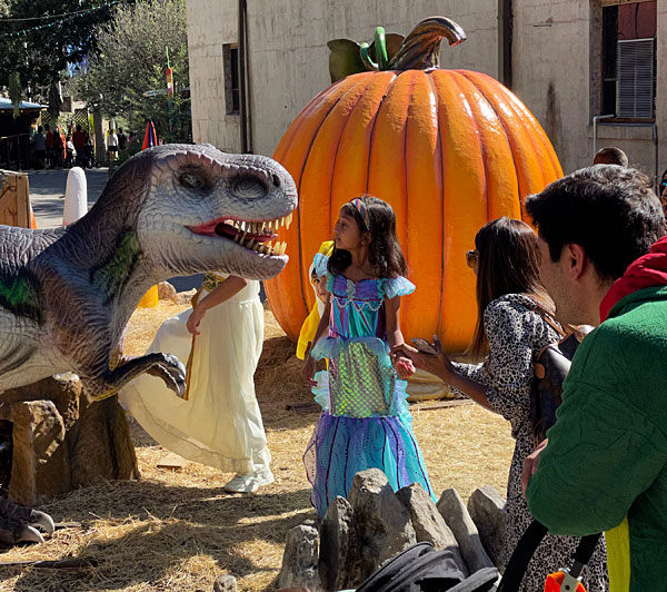 Photo - An animatronic dinosaur making friends with a little princess